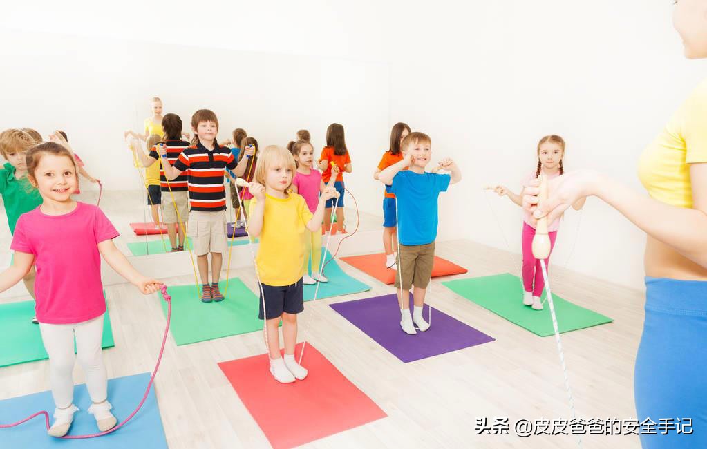 孩子不睡觉是体力没耗完，3种不需老年人体力的陪孩子运动方法