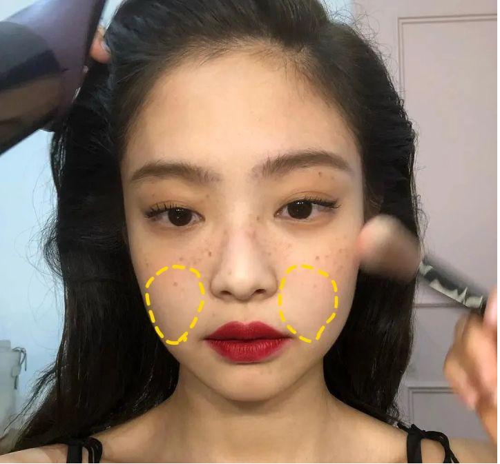 为什么有些人年纪不大，但法令纹却很重？