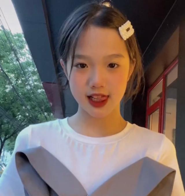 小考拉登初秋杂志封面,穿校服秀铅笔腿,三姊妹中她最像钟丽缇