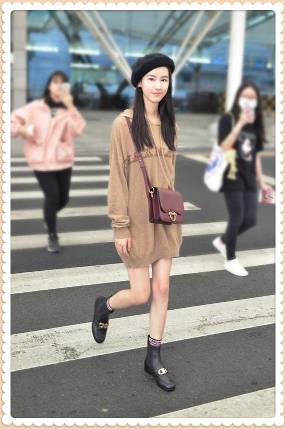 陈都灵红裙大波浪仿妆,陈都灵港风大变样