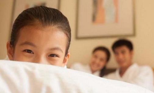 夫妻同房时，不小心被孩子看到，这对父母这样化解，值得借鉴