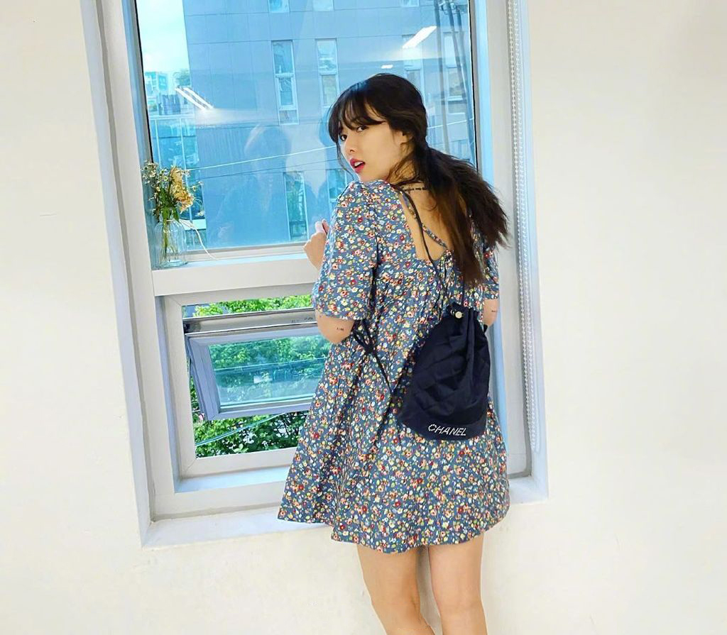 泫雅李沁,泫雅气质玫瑰花连衣裙