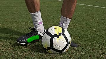 初学者足球点球技巧,五个初学者必会的足球基本技巧