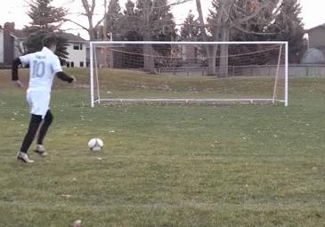 侧凌空射门的正确方法,凌空射门教学