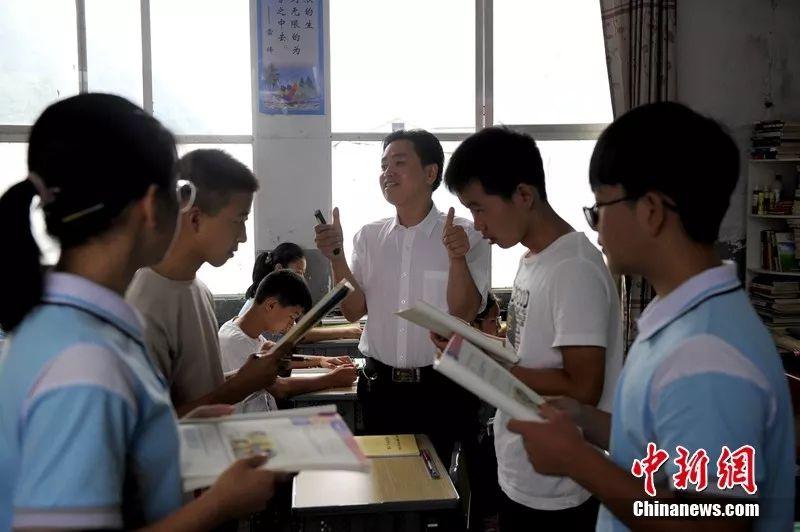 五峰*花采**乡一乡村教师弃50万高薪助500贫困学子走出大山