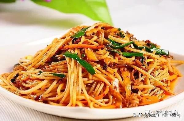 弥勒美食推荐离湖泉景区最近,弥勒五彩云池风景区