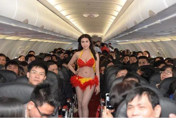 哪家航空公司空姐衣服是红色裙子,全球最漂亮空姐航空公司