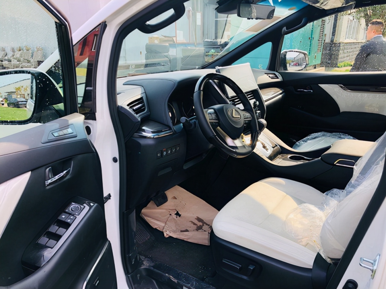 21款雷克萨斯LM300欧规台湾版白白