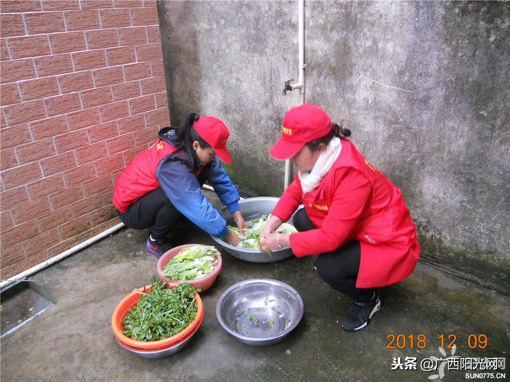 爱心志愿者给老人过集体生日,志愿者为103岁抗战老兵庆生