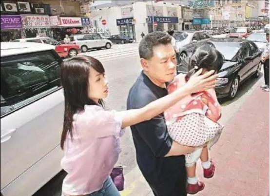 甘比回应刘銮雄帮李嘉欣联系医生,甘比牵手刘銮雄现状