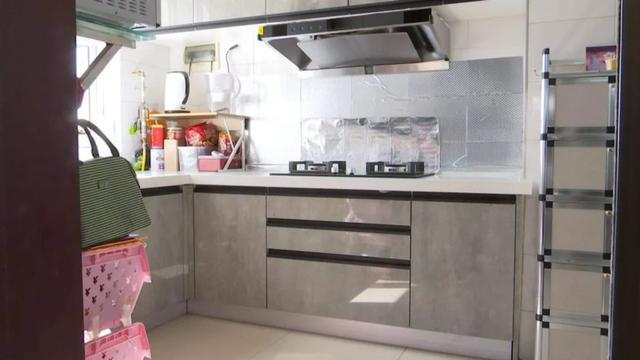 女子购买高档家具被骗,女子购买家具买到假