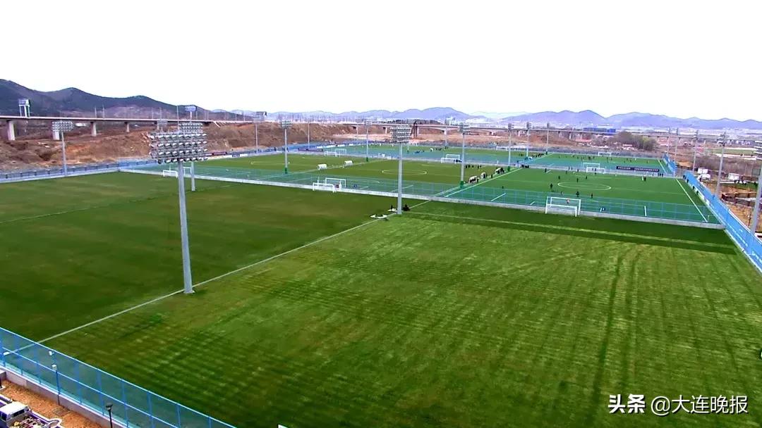 3万人足球场,大连大型专业足球场