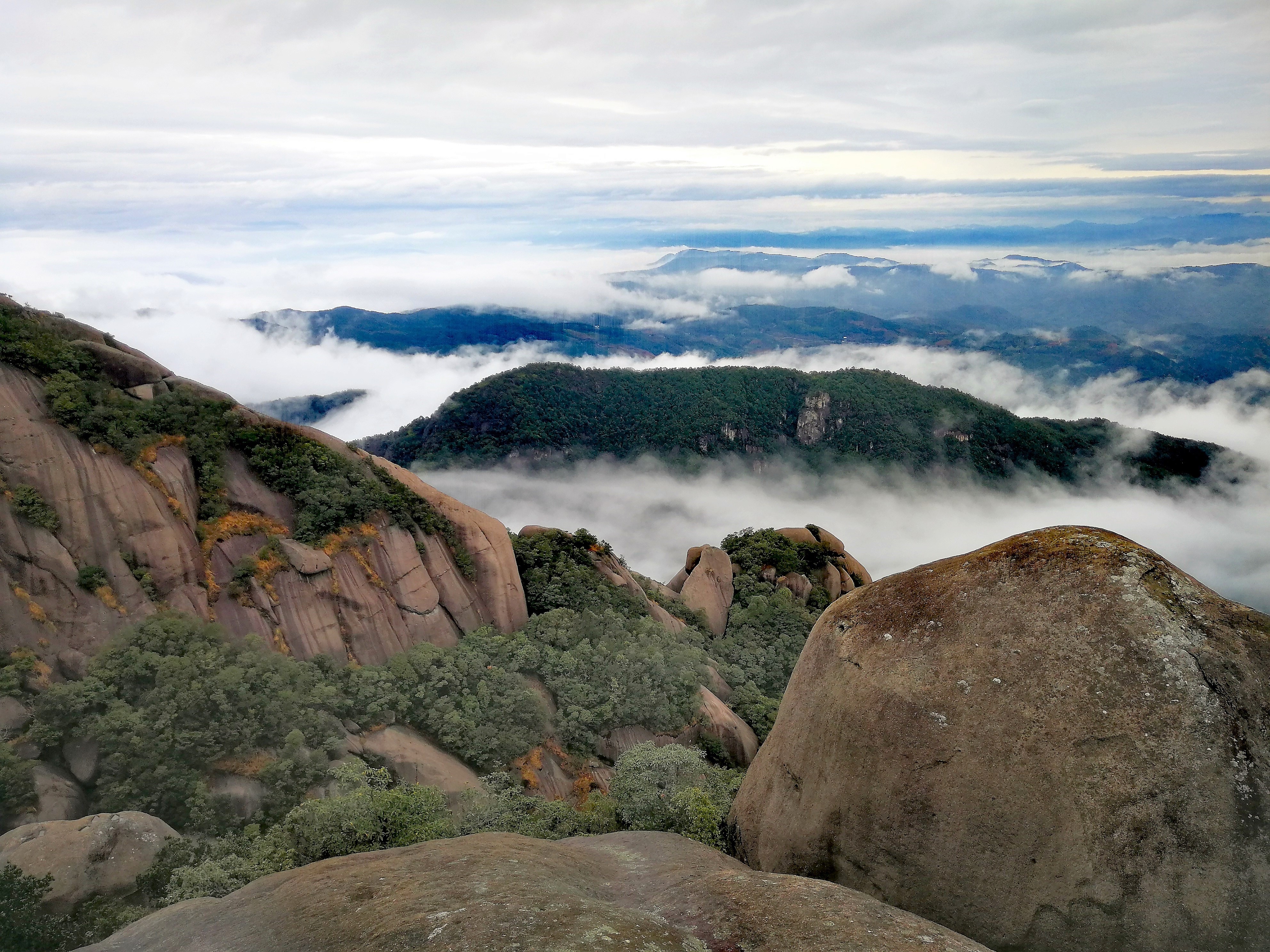 太姥山山顶日出,雨中的太姥山云雾缭绕