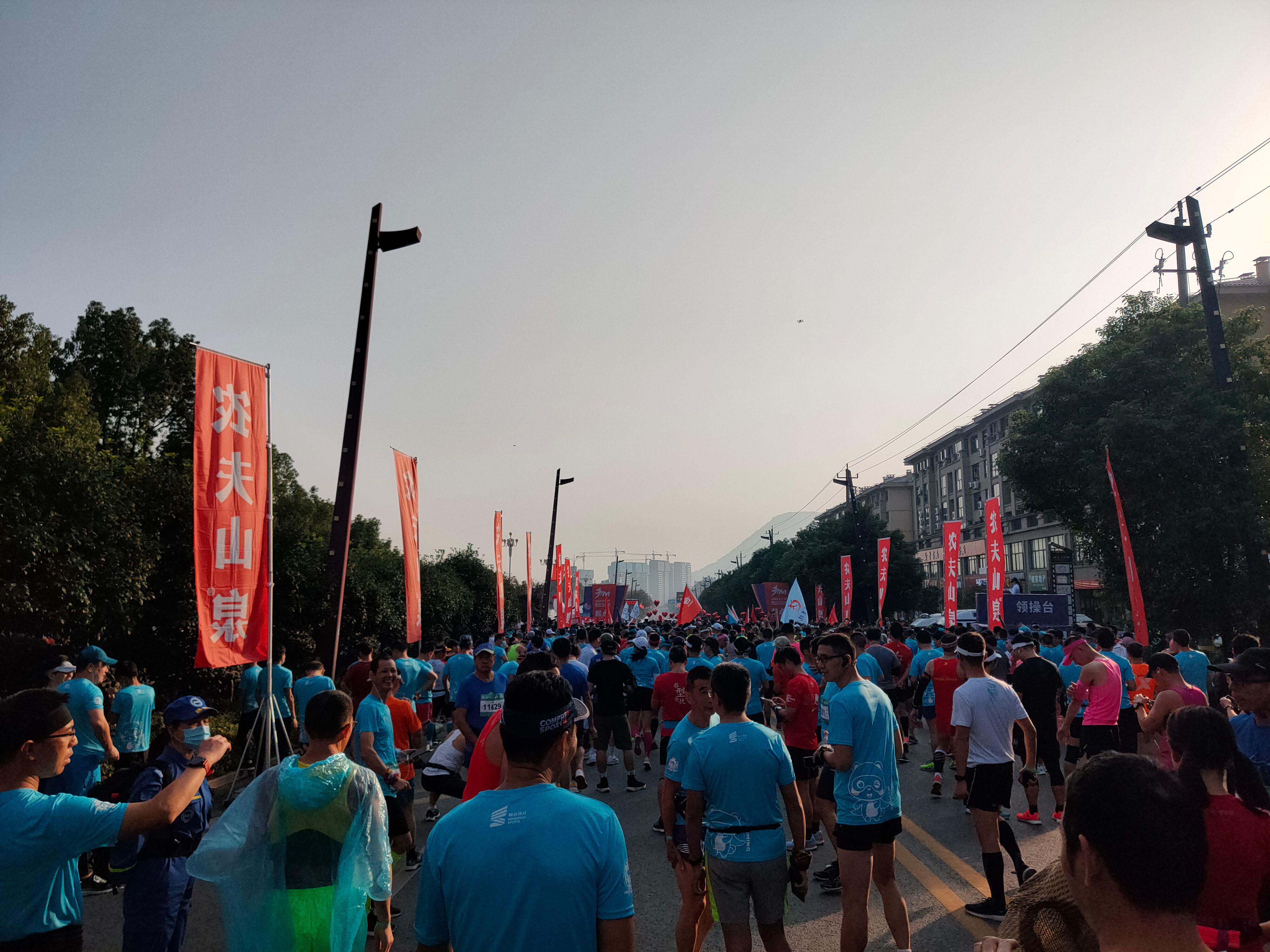 首个全马2022年超燃视频,横店马拉松2023全马颁奖直播