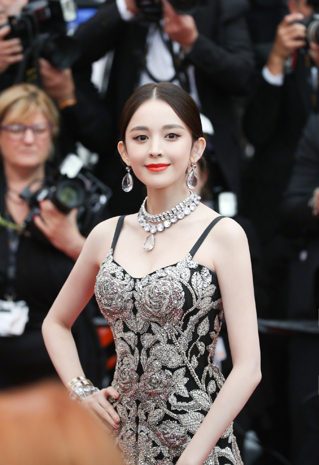 古力娜扎穿刺绣裙,古力娜扎刺绣玫瑰裙戛纳