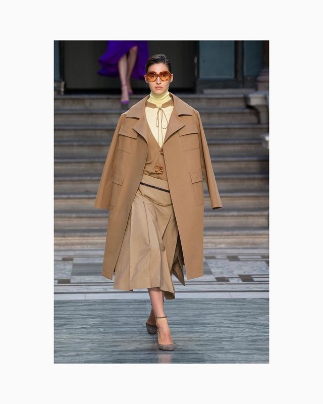 贝嫂单手抱小七的图片,贝嫂带小七走秀