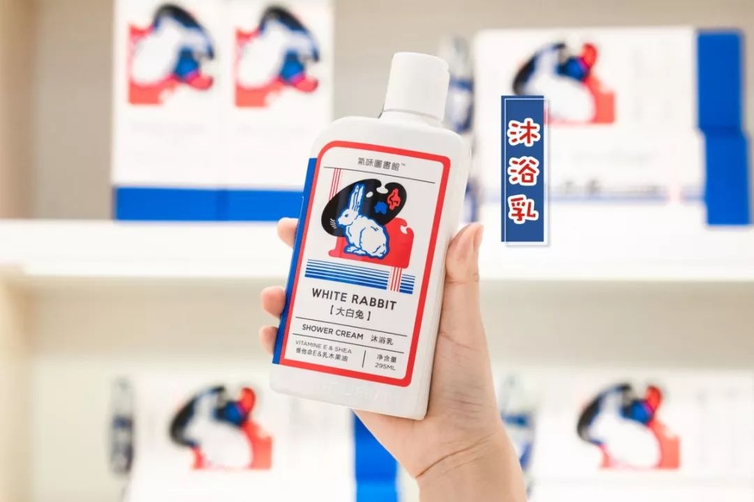 60岁的大白兔，开起了奶茶店，比喜茶还火爆：你喝过了吗？