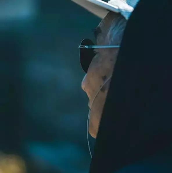 大爷一夜之间变成帅哥,农村大爷变型男