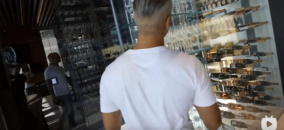 迪拜男子奋斗十年买下劳斯莱斯,迪拜小伙卖掉劳斯莱斯买法拉利