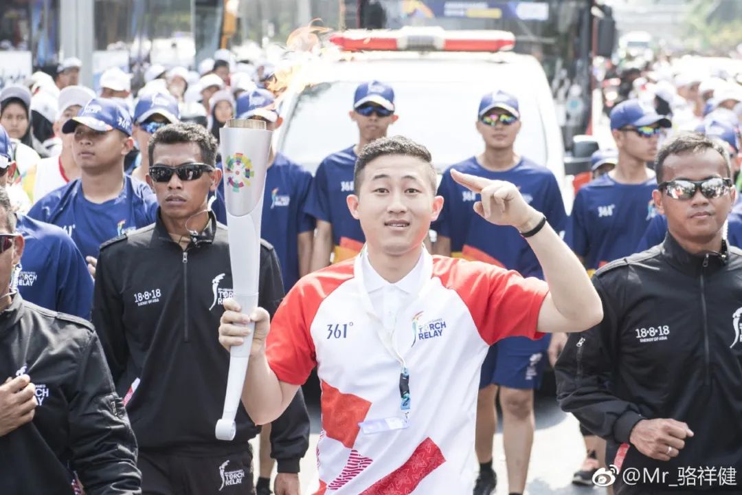 13岁独臂篮球少年网络爆红,广东独臂篮球少年成为运动员