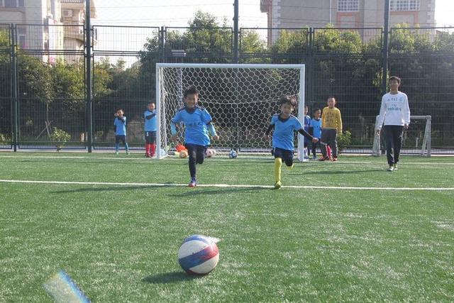 为梦想而努力青少年足球活动昆明,昆明少年足球训练营