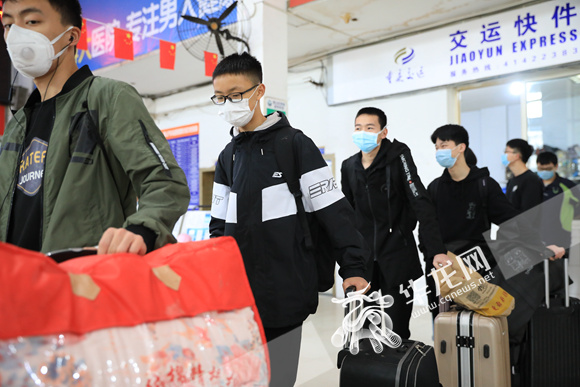 关注复课首日|在线预约定制直达零中转3000多名学生今乘学途巴士返校复课