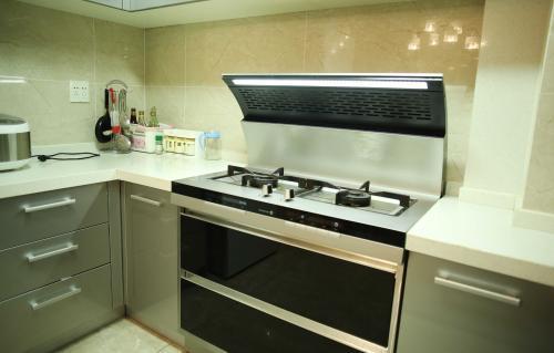 油烟机与集成灶优缺点,厨房用抽油烟机好还是用集成灶好