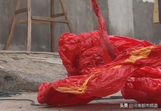 飞上天的气球爆炸现场,天上气球爆炸