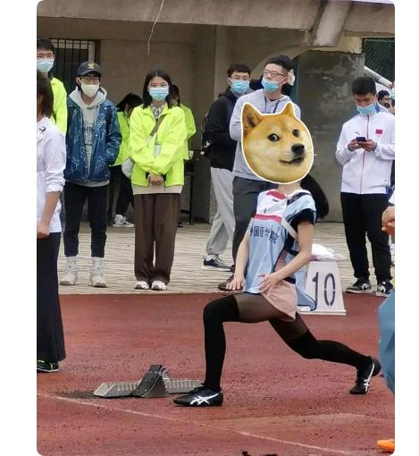 女学生赛跑穿黑丝夺冠军,网友表示伤风败俗,另一男生也穿黑丝JK