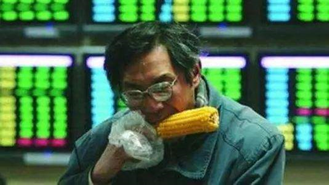 迟来的锦旗送给散户，你们不但给大股东送韭菜，还送别墅给分析师