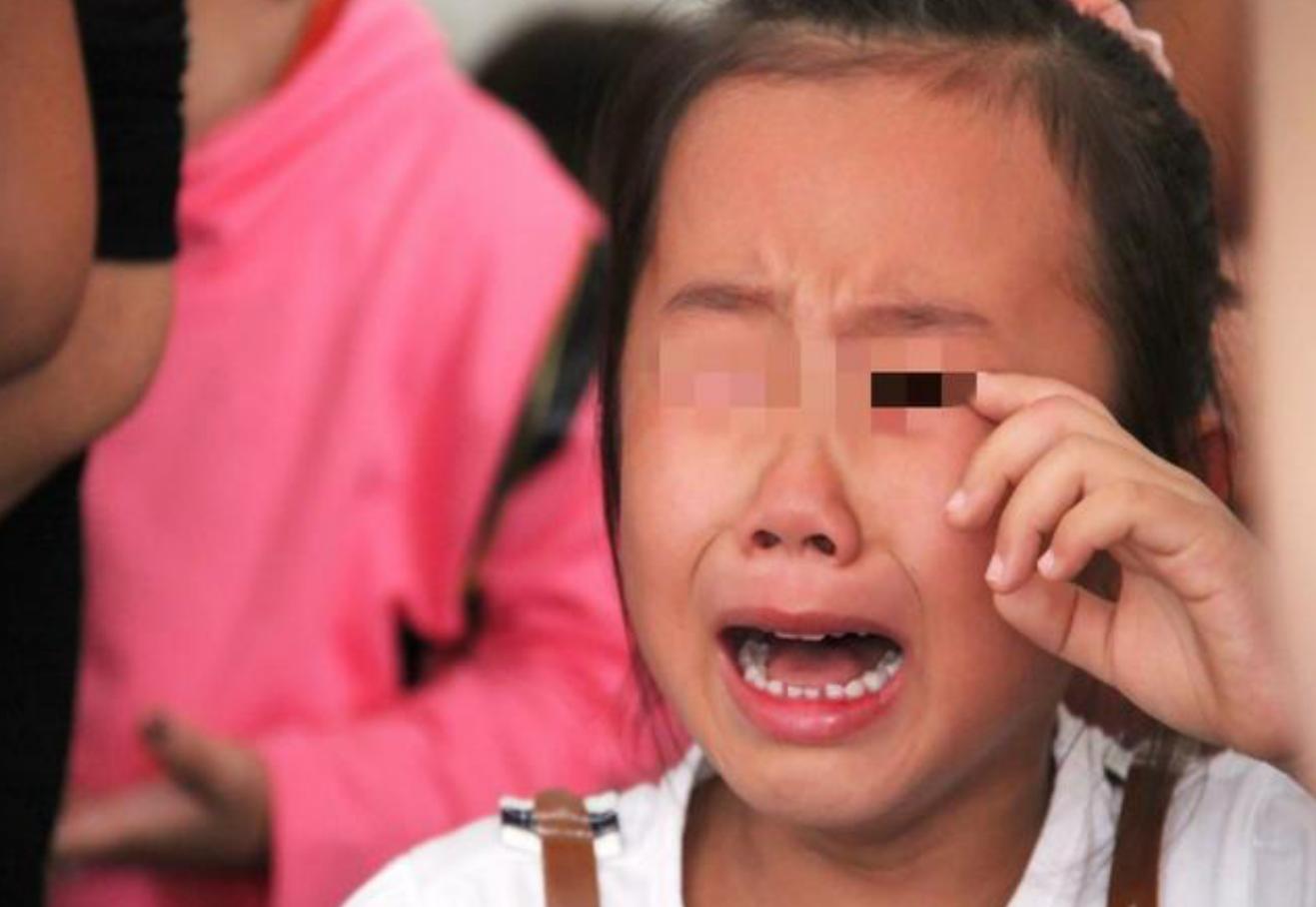 “能让我尝一口吗？”7岁姐姐哀求弟弟，网友感慨：怎么当妈的？