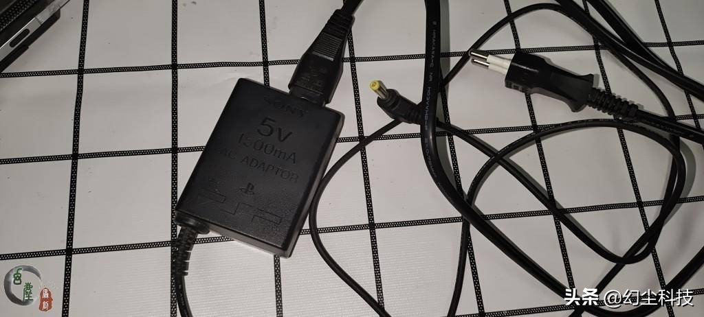 psp老式游戏掌机,收拾屋子的时候发现一个手机