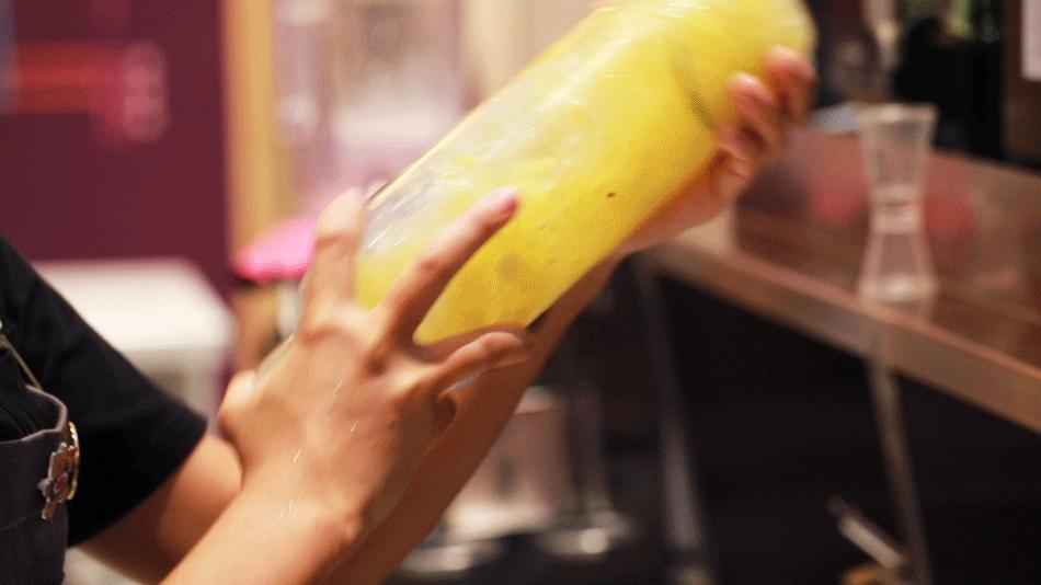 买一送一！大肚子水果茶来了，足足1000cc，单靠吸管都吸不动