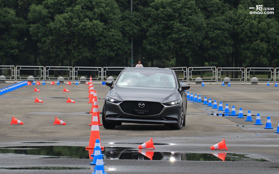 2021马自达3昂克赛拉2.0家用油耗,马自达3昂克赛拉1.5和2.0哪个更好