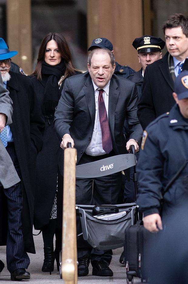 韦恩斯坦被判23年，曾被70多名女性指控，瑞秋饰演者也遭其性骚扰