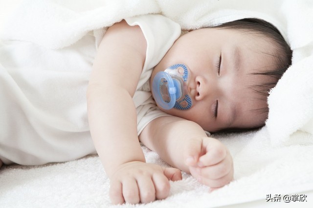 宝宝频繁夜醒要含着奶睡觉,宝宝奶量不够频繁醒怎么办