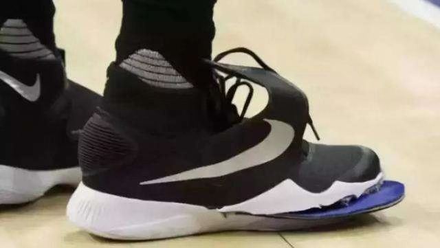 耐克球鞋撕裂,耐克球鞋破了为什么损失13亿