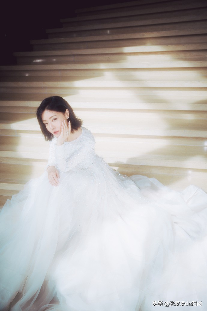 小姨妈邓家佳今年几岁了,小姨妈邓家佳晒照秀窈窕身材