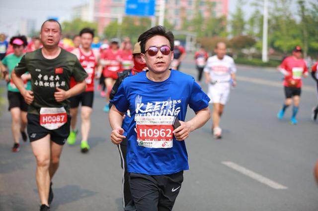 江苏苏宁蓝狮球迷会,苏宁易购举办的马拉松