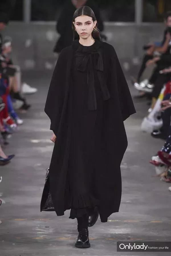 张艺兴valentino东京神图,张艺兴valentino秀场表演