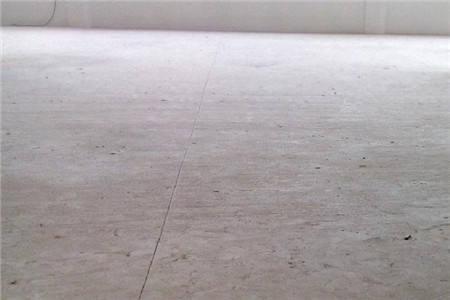 潮湿水泥地面能刷防水涂料吗,下雨家里水泥地面潮湿什么原因