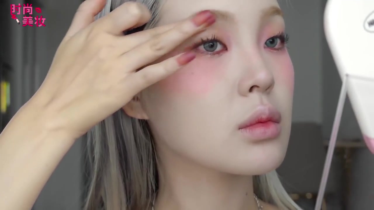欧美妆教程蓝眼影,蜜桃色眼妆教程冬季暖心少女眼妆