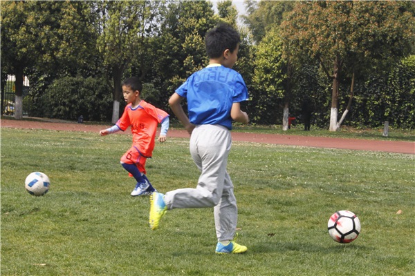 少儿篮球课运球训练内容,昆明足球训练教学视频