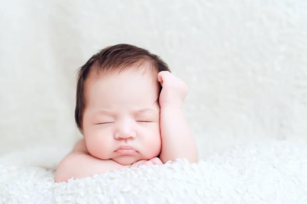 父母给孩子起名太难写把孩子气哭,父母给孩子起的名字太难写