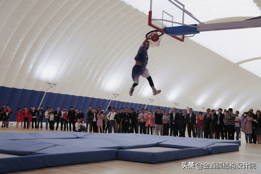 气膜足球场被大雪压,气膜篮球馆倒塌