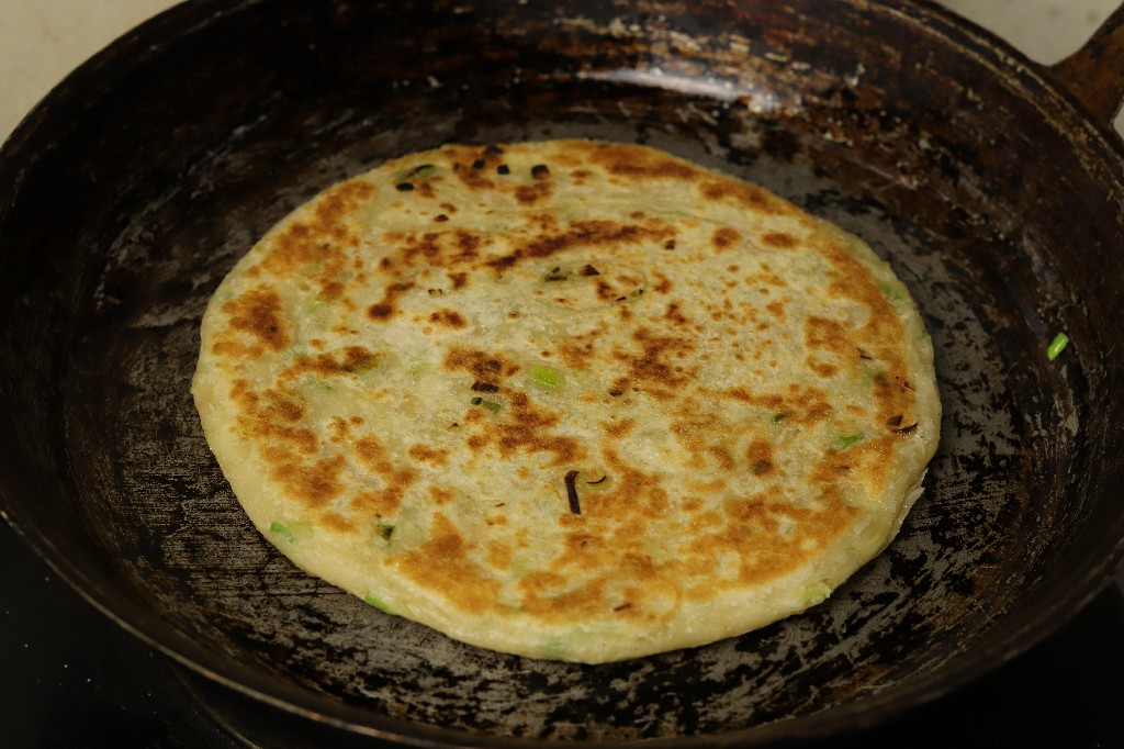 葱油饼的基本步骤和注意事项,正宗酥脆葱油饼做法教程