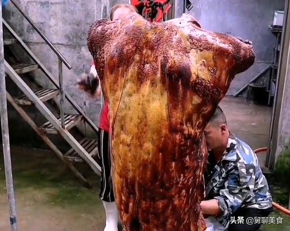 山东大哥自建3m炉烤全猪，300斤一头日赚10000元，不开店只在家卖