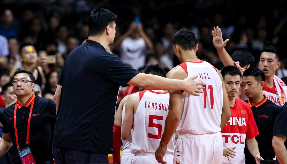 无视质疑！姚明打脸足球名记，场边亲自指导球员，露出凶狠表情