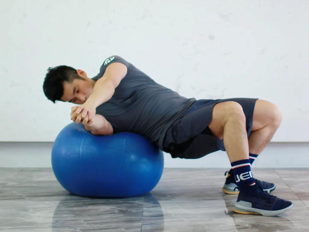 瑜伽球找平衡感,耀耀健身