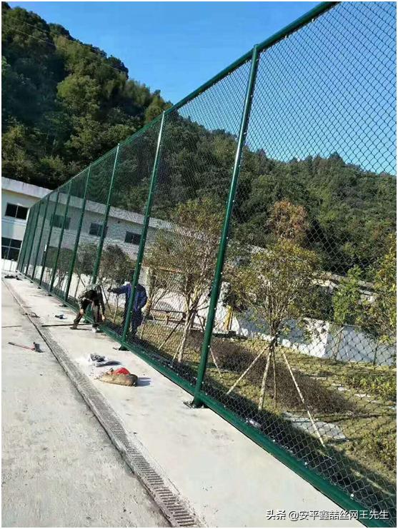 如何加固围网,石家庄体育场围网经久耐用
